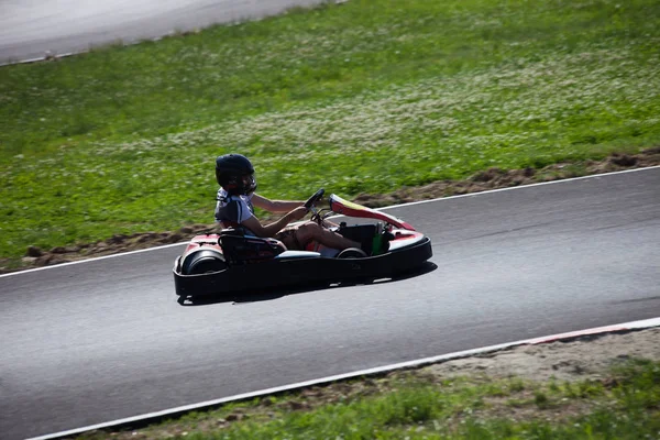 Joven conducir ir kart en pista — Foto de Stock