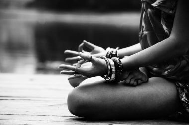 kadın bir meditasyon yoga konumda alt vücut bw