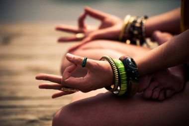 kadında bir meditasyon yoga pozisyon alt vücut açık