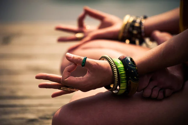 Mujer en una posición meditativa de yoga parte inferior del cuerpo al aire libre —  Fotos de Stock