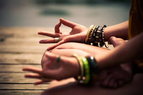 Mujer en una posición meditativa de yoga primer plano al aire libre — Foto de Stock