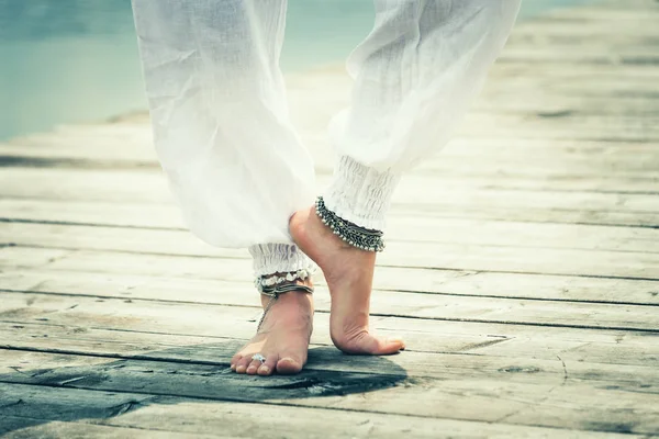 Close-up de pés de mulher descalça prática de ioga ao ar livre — Fotografia de Stock