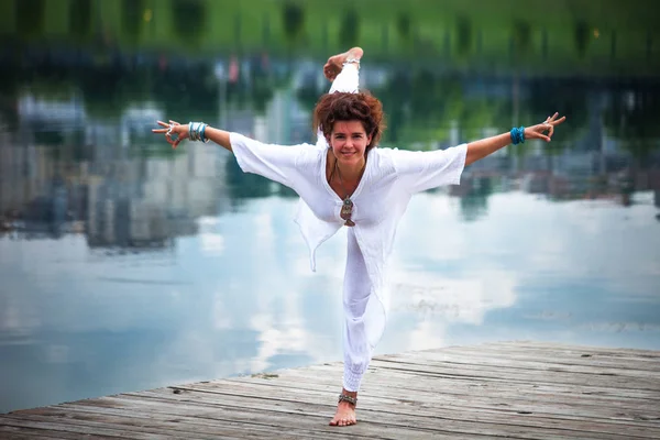 Femme pratique le yoga en plein air au bord du lac — Photo