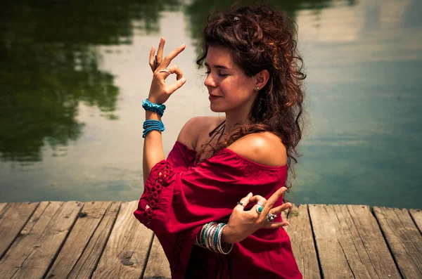 Женщина в позе медитативной йоги на открытом воздухе — стоковое фото