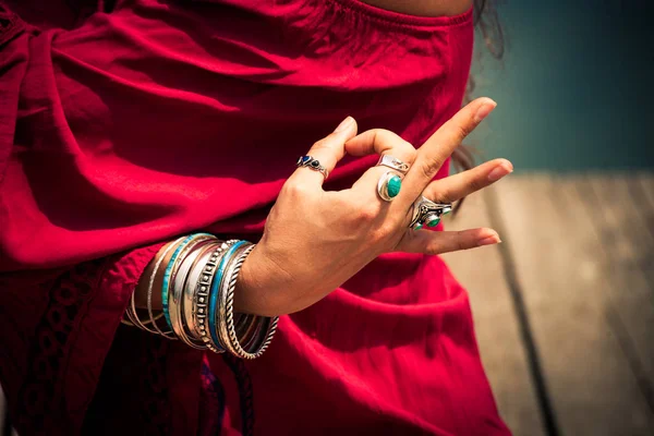 Mano de mujer en yoga gesto simbólico mudra — Foto de Stock