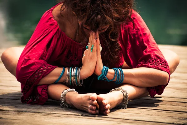 Mulher em uma posição de ioga meditativa close-up — Fotografia de Stock