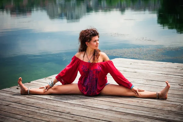 Jeune femme pratique le yoga au bord du lac jour d'été — Photo