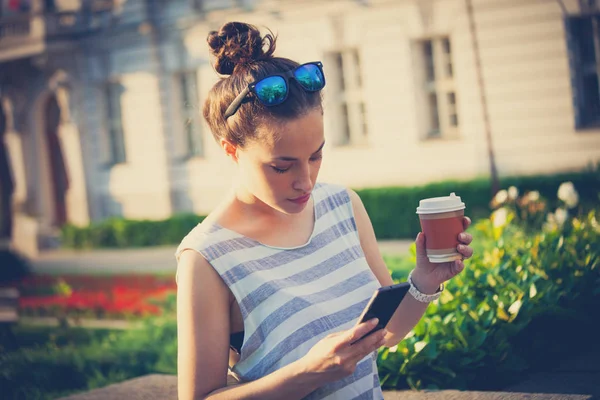 Estudante menina na cidade com smartphone e café — Fotografia de Stock