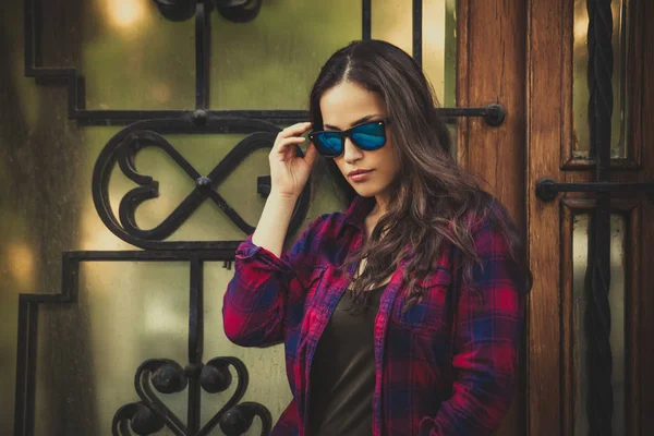 Städtische Girl Portrait mit Sonnenbrille in der Stadt — Stockfoto