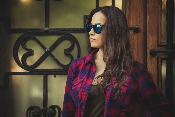 Urban girl porträtt med solglasögon i staden — Stockfoto