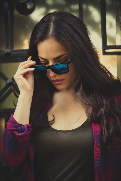 Портрет міської дівчини з сонцезахисними окулярами в місті — стокове фото