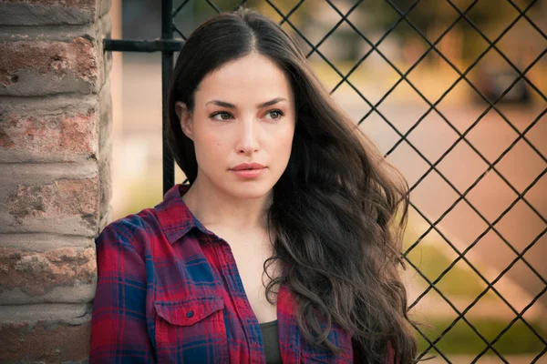 Vrij stedelijke meisje portret in de stad — Stockfoto