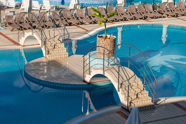 Vista sobre piscina vacía con puente —  Fotos de Stock