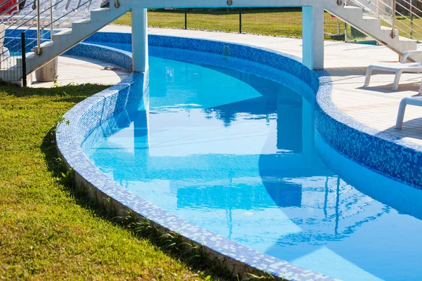 Rio preguiçoso na piscina — Fotografia de Stock