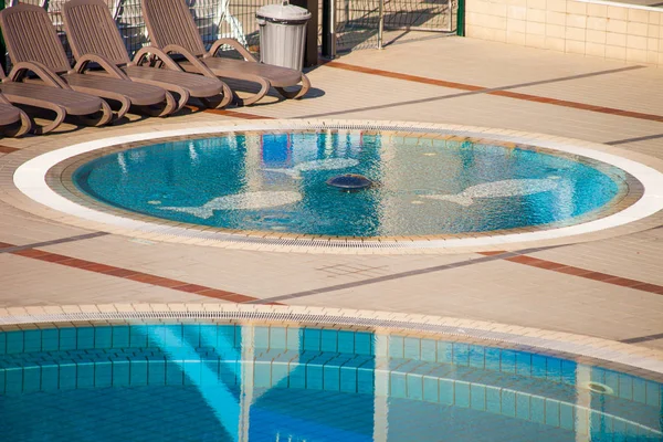 Vista sobre la piscina vacía —  Fotos de Stock