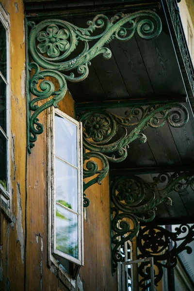 Edifício velho com ornamentos de ferro no terraço — Fotografia de Stock