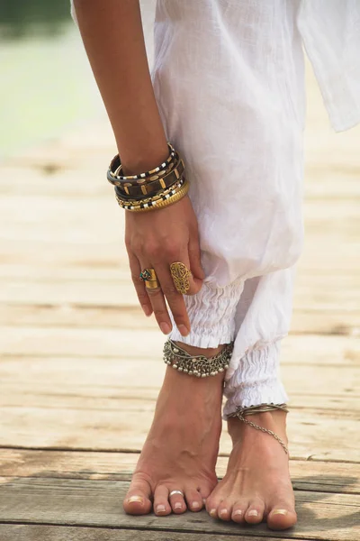 Pés descalços pernas de mulher e mão boho verão moda — Fotografia de Stock
