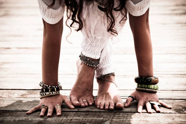 Close-up van barefoot vrouw voeten en handen praktijk yoga — Stockfoto