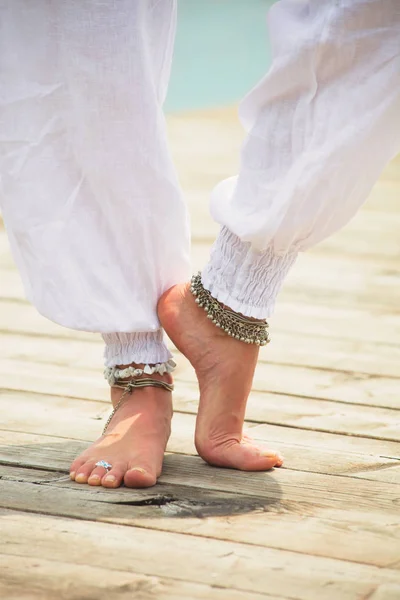 Piernas de mujer descalza boho moda de verano — Foto de Stock