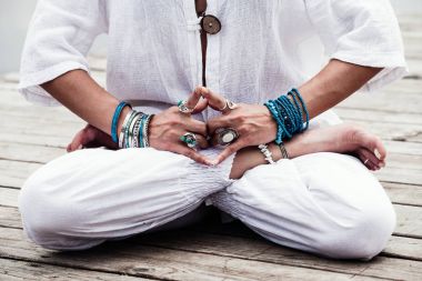 yoga sembolik bir jest mudra el kadın