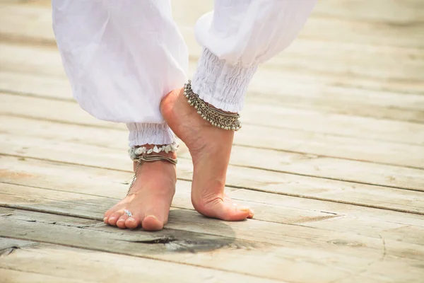 Barfuß Frauenbeine Boho Sommermode — Stockfoto