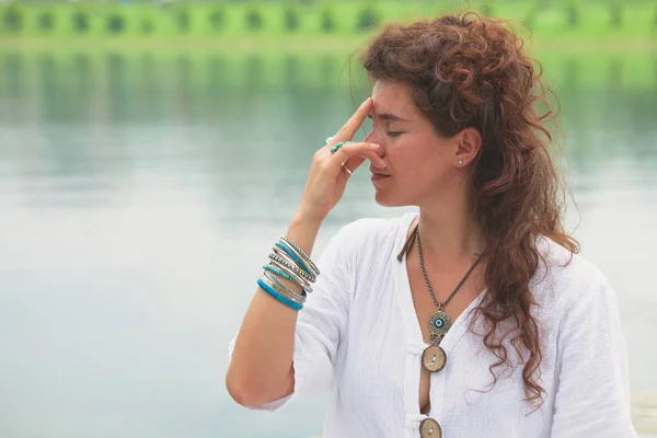 Mujer práctica yoga respiración técnicas al aire libre — Foto de Stock