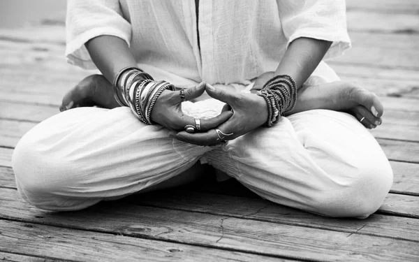 Mano de mujer en yoga gesto simbólico mudra bw — Foto de Stock