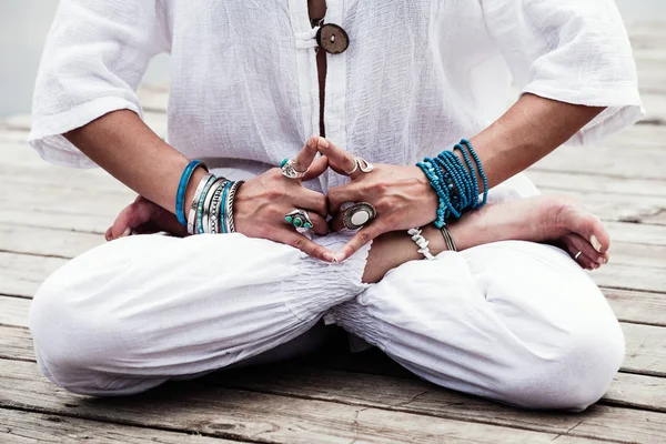 Kvinna hand i yoga symbolisk gest mudra — Stockfoto