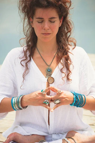 Mujer manos en yoga gesto simbólico mudra — Foto de Stock