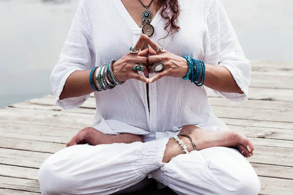 Vrouw hand in yoga symbolisch gebaar mudra — Stockfoto