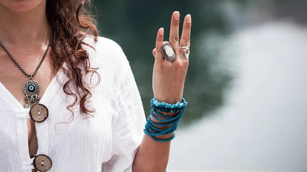 Kvinna hand i yoga symbolisk gest mudra — Stockfoto
