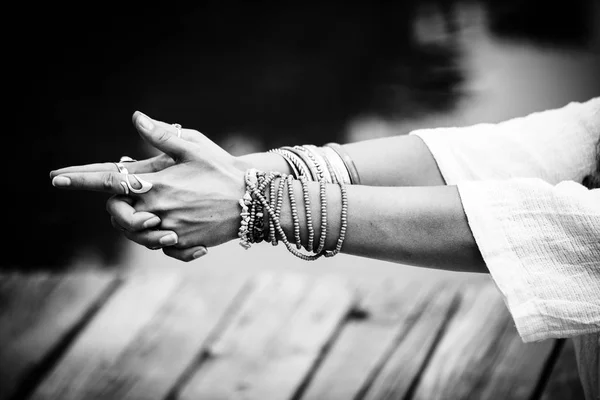 Femme mains dans yoga geste symbolique mudra bw — Photo