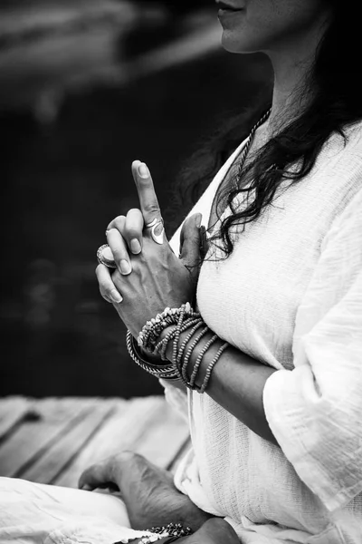 Mujer manos en yoga gesto simbólico mudra bw — Foto de Stock