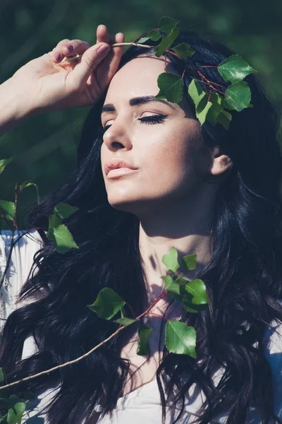 Mooie zomerse portret van de vrouw in de natuur — Stockfoto