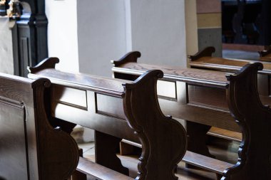 eski Katolik Kilisesi içinde boş ahşap banklar 