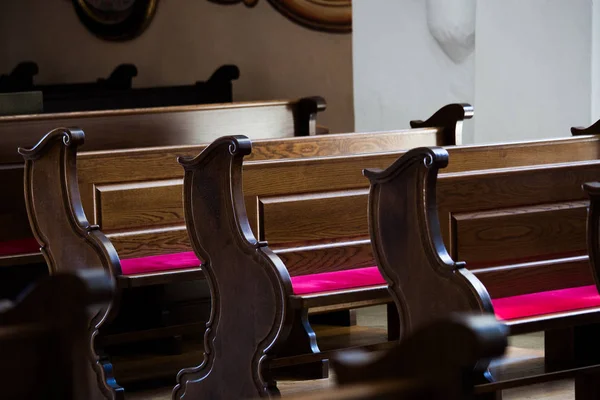 Lege houten bankjes in oud-katholieke kerk — Stockfoto