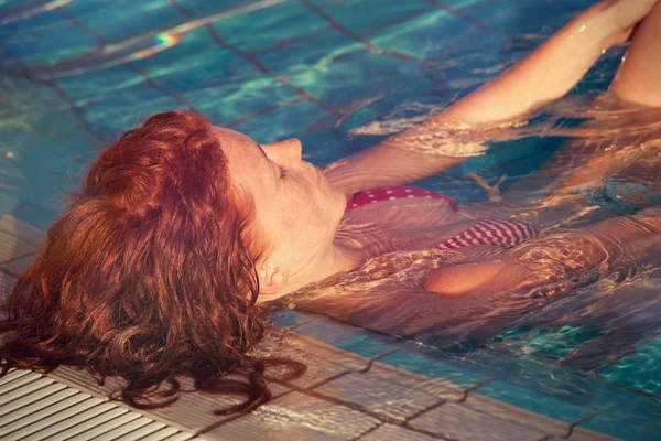 红发雀斑年轻女子在游泳池真人概念 — 图库照片