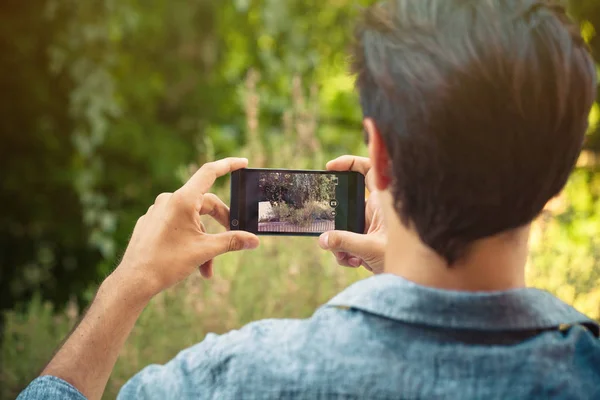Young man take photo with smartphone outdoor — Stock Photo, Image