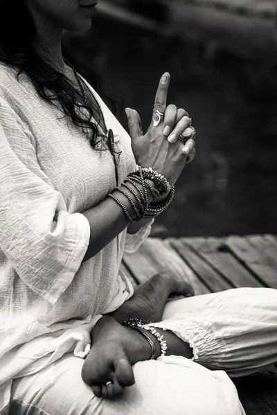 Kvinna händer i yoga symbolisk gest mudra bw utomhus — Stockfoto