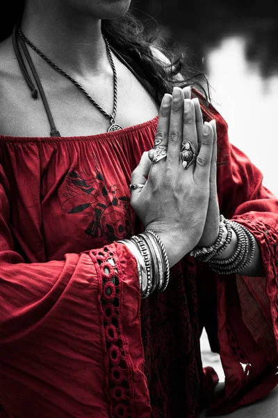 Kvinna händer i yoga symbolisk gest mudra — Stockfoto