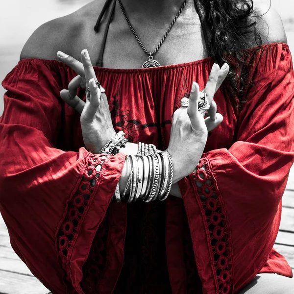Vrouw handen in yoga symbolisch gebaar mudra — Stockfoto