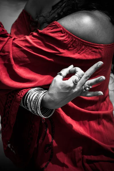 Mano de mujer en yoga gesto simbólico mudra —  Fotos de Stock
