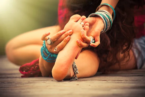 Jonge vrouw praktijk yoga buiten door de lake-closeup — Stockfoto