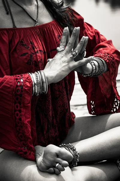 Kvinna händer i yoga symbolisk gest mudra — Stockfoto