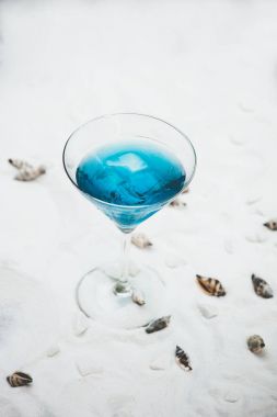 Mavi serin yaz kokteyl içeceği buzlu canlandırıcı yakın çekim 