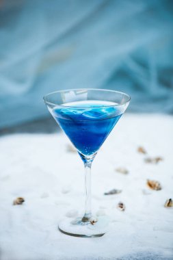 Mavi serin yaz kokteyl içeceği buz cam canlandırıcı