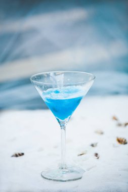 hafif mavi serin yaz kokteyl içeceği buz ile yenileme  