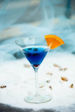 Mavi serin ferahlatıcı yaz kokteyl içki mavi ile yakın çekim