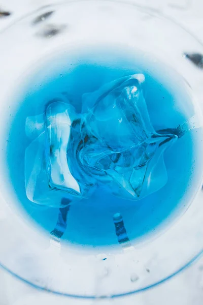 Zbliżenie na niebieski spoko odświeżający letni koktajl z lodu — Zdjęcie stockowe
