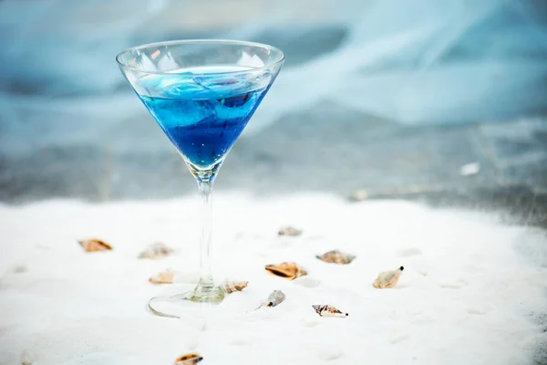 Cool niebieski orzeźwiający koktajl napój lato z lodu w szklance — Zdjęcie stockowe